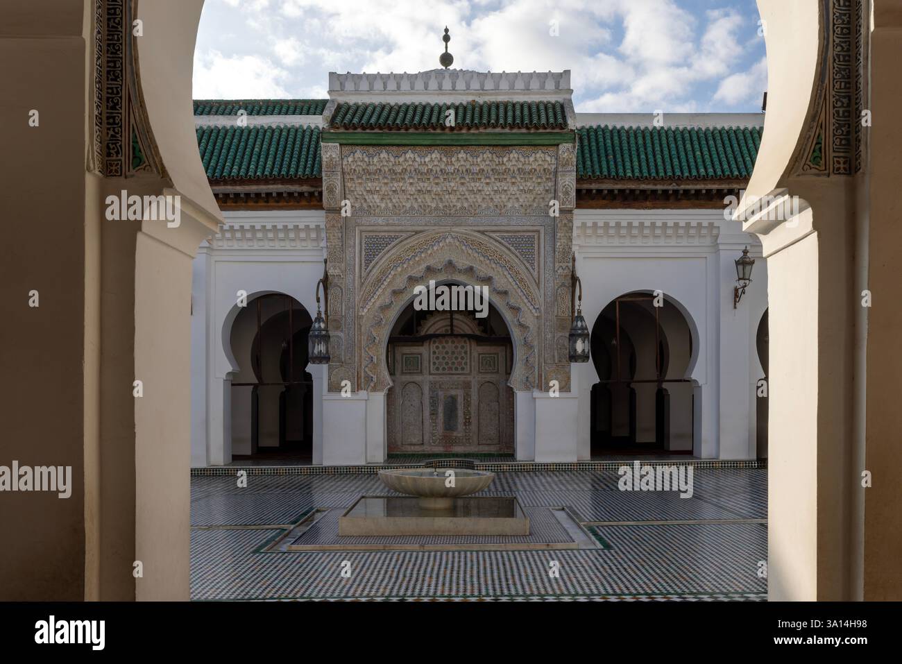 L'Université d'al-Qarawiyyin à Fès, au Maroc, a été fondée comme mosquée et est devenue un centre spirituel et éducatif de premier plan pendant l'or islamique Banque D'Images