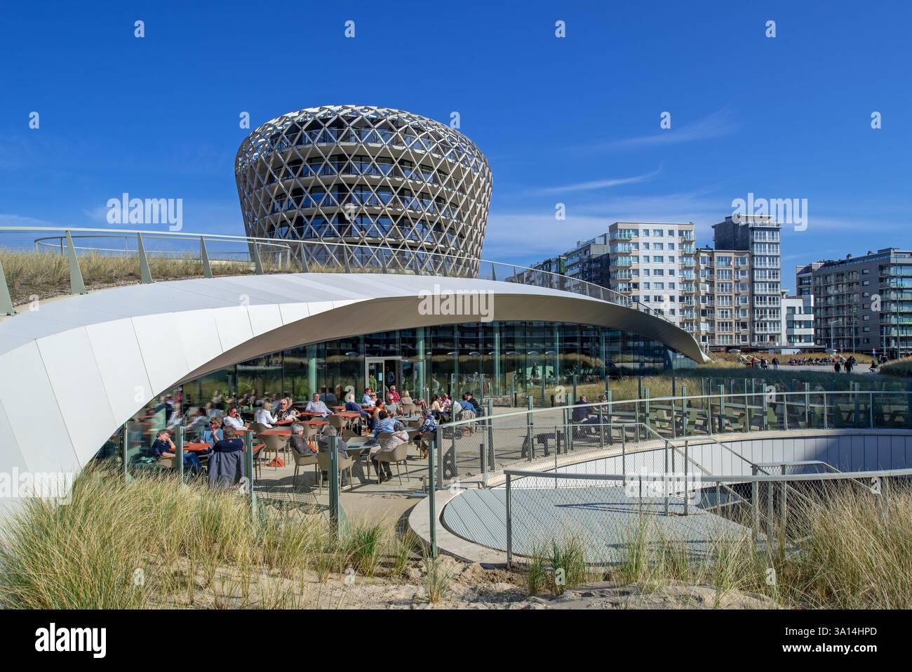 SILT lieu abritant casino, hôtel et restaurant dans la station balnéaire Middelkerke le long de la côte de la mer du Nord au début du printemps, Flandre occidentale, Belgique Banque D'Images