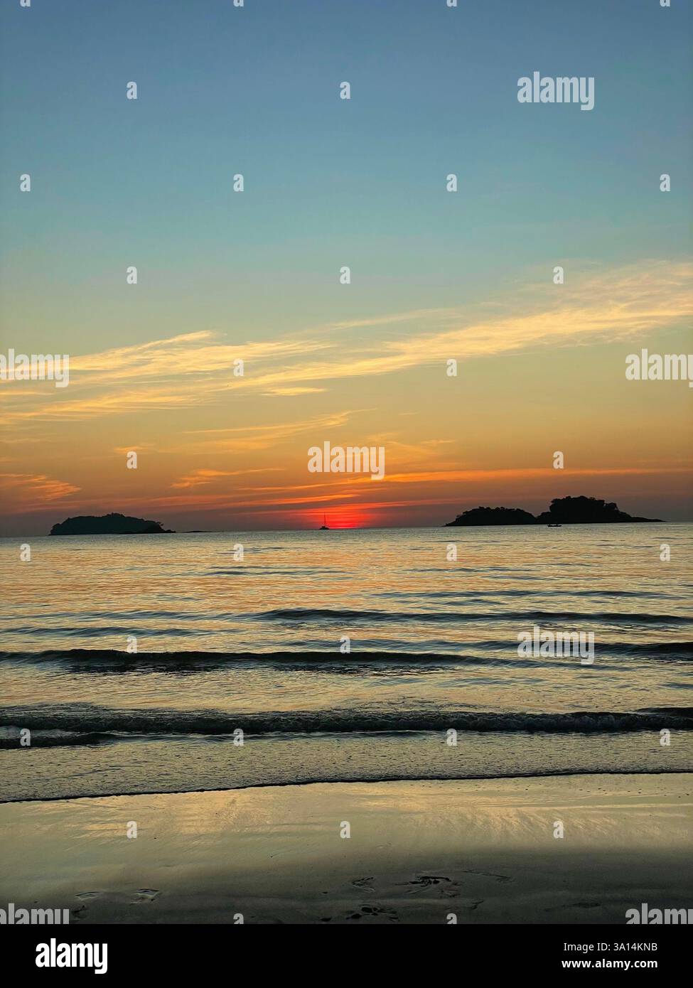 Beau coucher de soleil sur une île idyllique en Thaïlande Banque D'Images