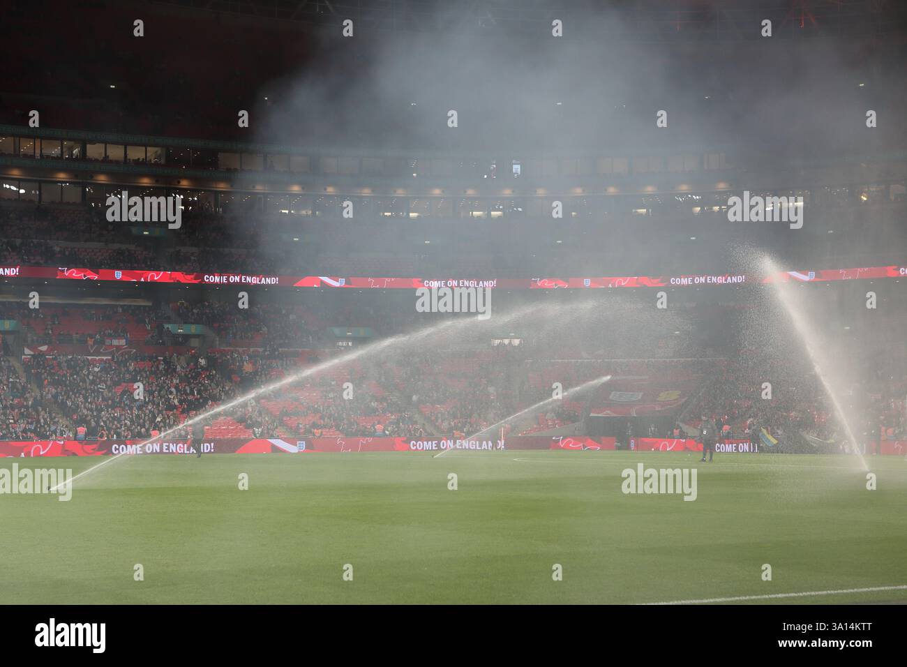 Arroseurs d'eau sur le terrain Angleterre Lionesses v Espagne Wembley Stadium Londres Angleterre Royaume-Uni 26 février 2025 UEFA Women's Nations League Banque D'Images
