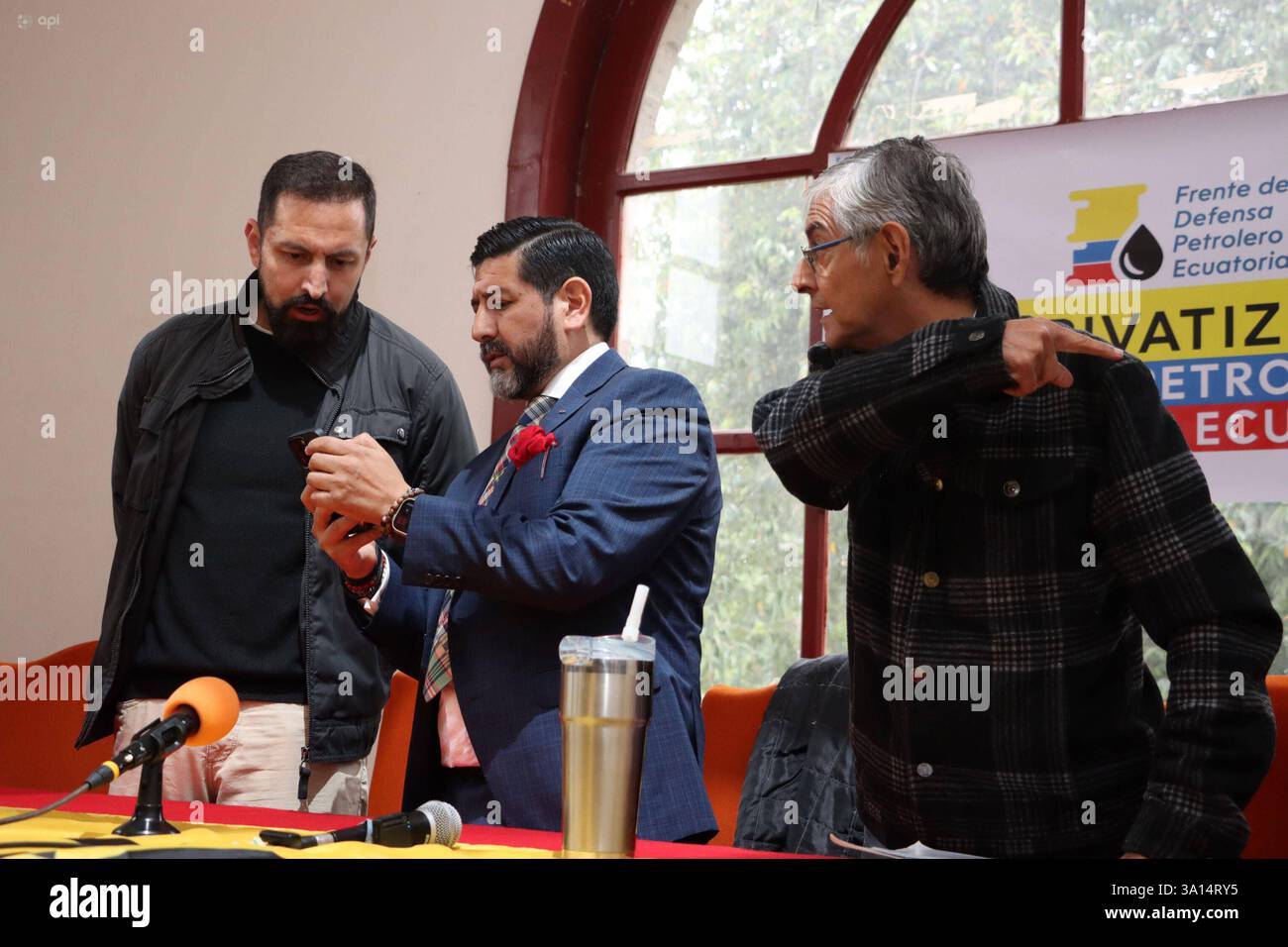 ASSEMBLÉE DES CITOYENS POUR CAMPO SACHA Quito, jeudi 6 mars 2025 les organisations sociales se réunissent à la Casa de la Cultura afin de former une Assemblée des citoyens pour empêcher l'attribution du champ de Sacha à la société privée Sinopetrol Marcela Arellano, David Almeida, Washington Andrade, Jorge Caceres et JosÃ Villavicencio photos API Rolando Enriquez Quito Pichincha Ecuado POL ASAMBLEACIUDADADANAPORELCAMPOSACOSAC9c7c4c484 x Copyright R9c7c484DIA Banque D'Images