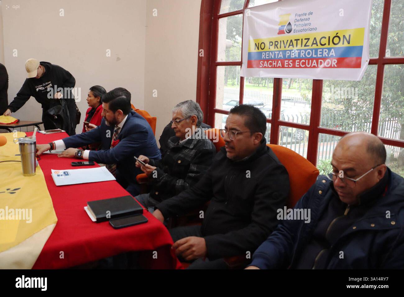 ASSEMBLÉE DES CITOYENS POUR CAMPO SACHA Quito, jeudi 6 mars 2025 les organisations sociales se réunissent à la Casa de la Cultura afin de former une Assemblée des citoyens pour empêcher l'attribution du champ de Sacha à la société privée Sinopetrol Marcela Arellano, David Almeida, Washington Andrade, Jorge Caceres et JosÃ Villavicencio photos API Rolando Enriquez Quito Pichincha Ecuado POL ASAMBLEACIUDADANAPANAPORELCAMPOSACOSAC9c9c6c996x6c6x89c6x Copyright Banque D'Images