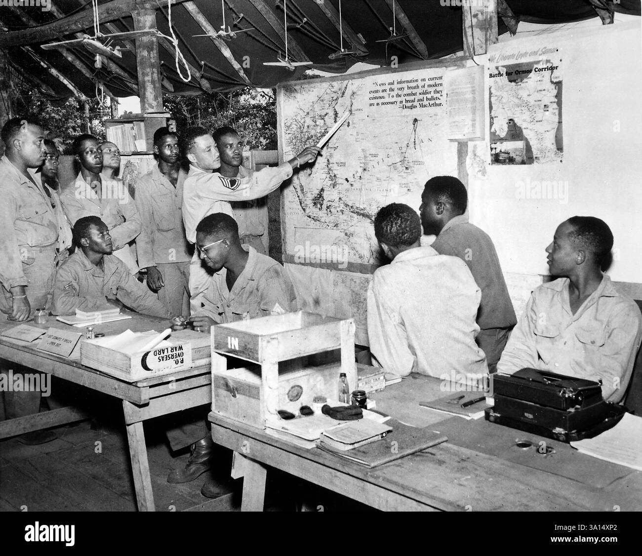 Membres du 477th anti-Aircraft Artillery, Air Warning Battalion, étudiant les cartes dans la section des opérations, Oro Bay, province d'Oro, Papouasie-Nouvelle-Guinée, U.S. Army signal corps, 15 novembre 1944 Banque D'Images