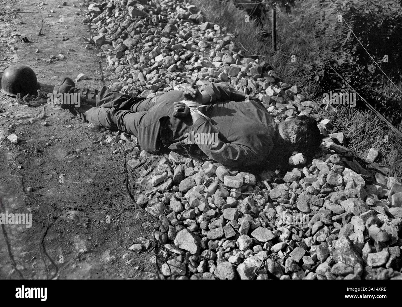 L'un des quatre Américains du 21e régiment d'infanterie des États-Unis, capturé dans la nuit du 9 juillet, et tiré à travers la tête avec les mains attachées derrière le dos, trouvé entre le poste d'observation avancé et la ligne de front, Corée du Sud, U.S. Army signal corps, 10 juillet 1950 Banque D'Images