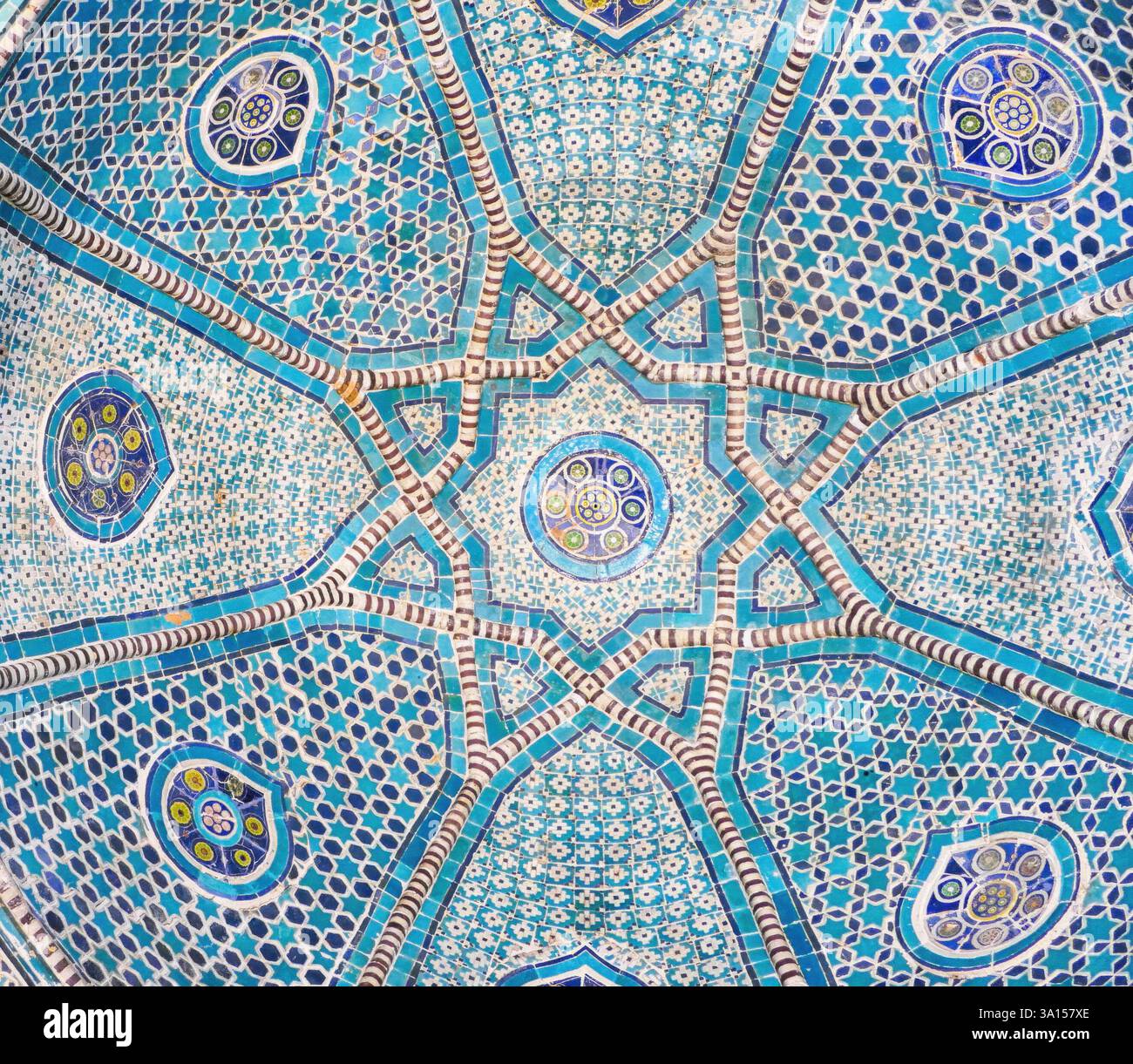 Samarkand, ouzbékistan -sep 18, 2024 - les carreaux de mosaïque complexes forment un motif géométrique fascinant sur le plafond de la mosquée shah jahan. , shah i zi Banque D'Images