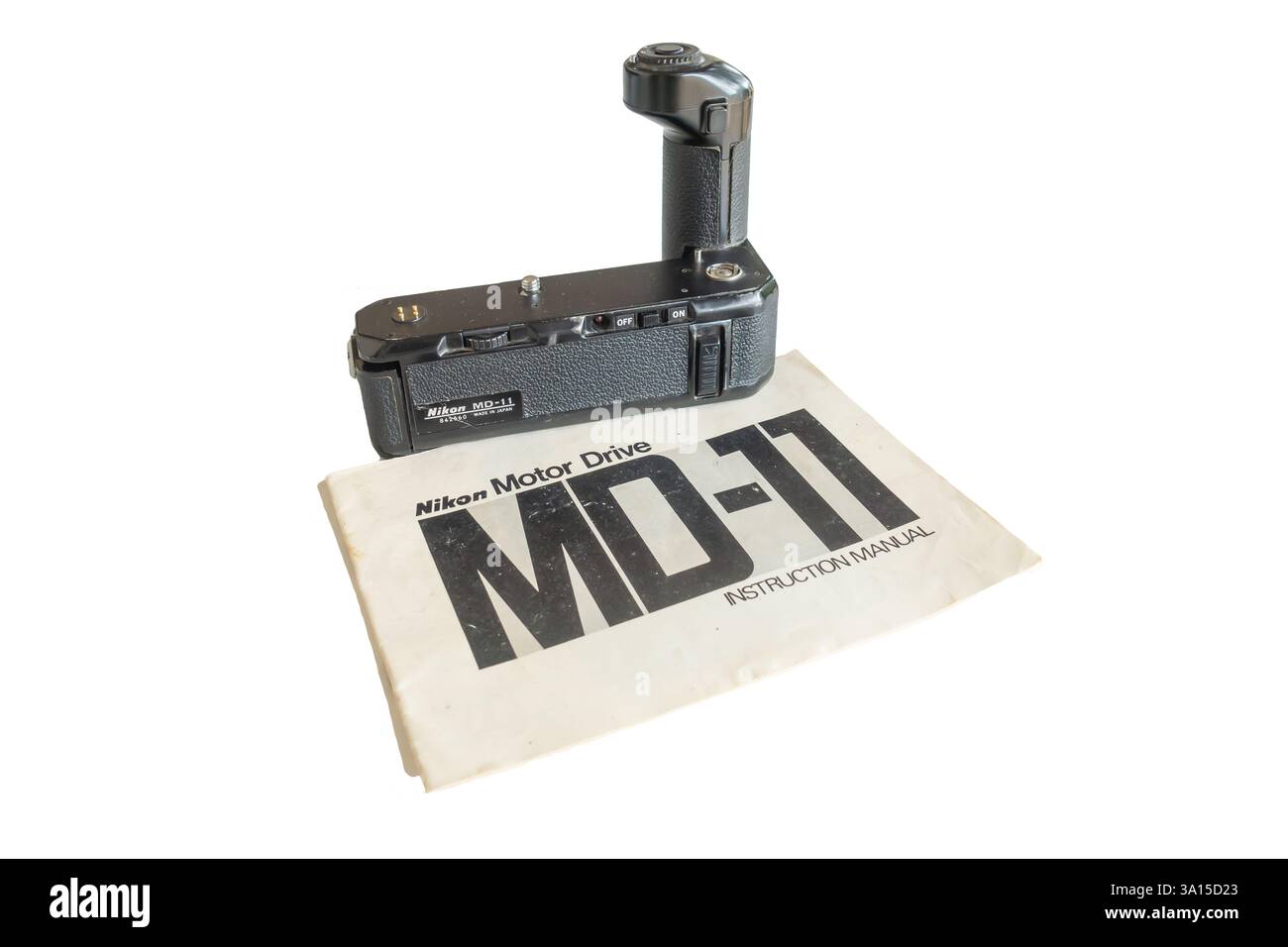 Nikon MD11 Motor Drive pour appareils photo FE et FM 35mm avec instruction anual sur un fond blanc. Banque D'Images