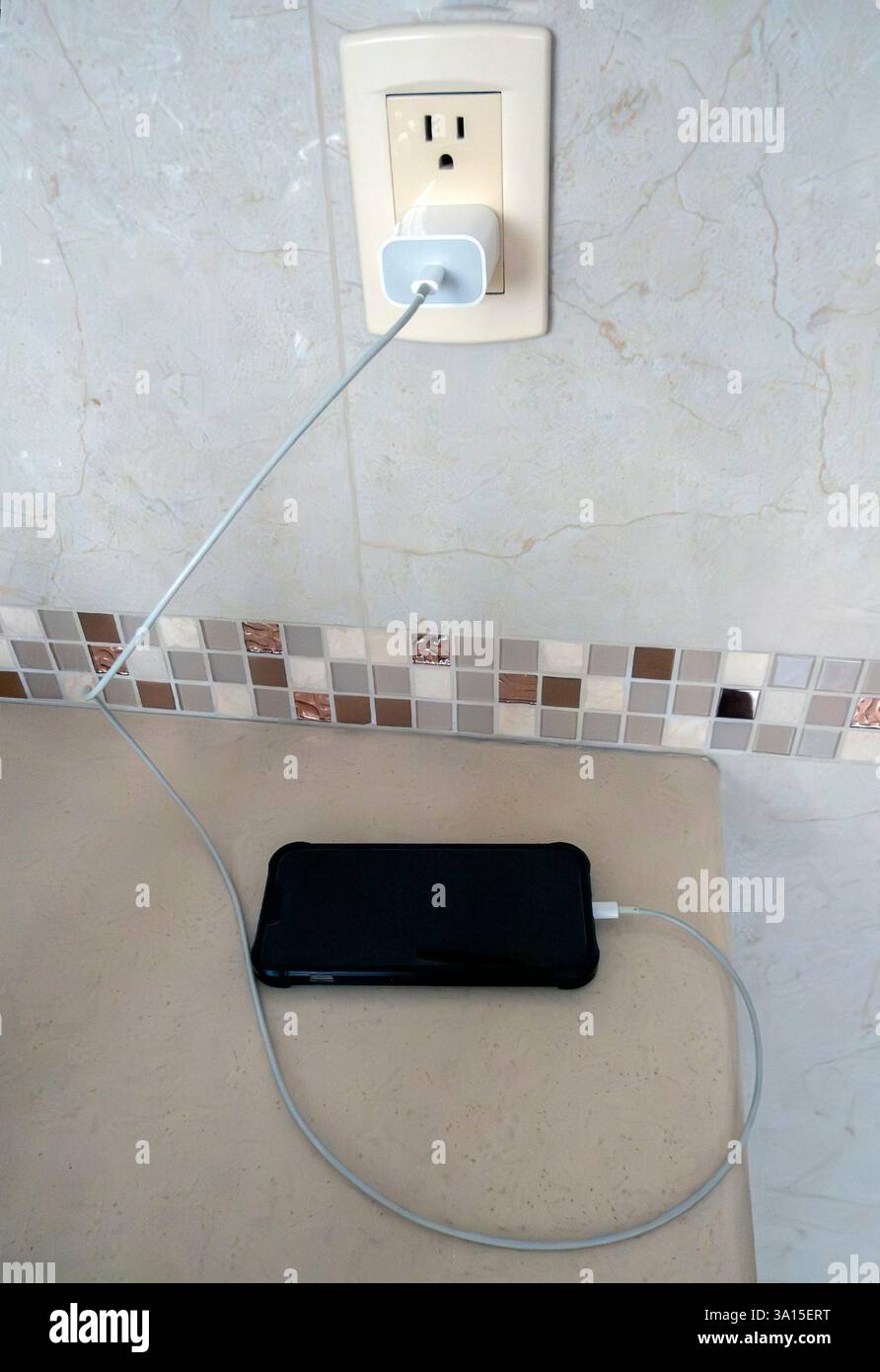 Sartphone en cours de charge de la prise d'hôtel câble électrique USB USB-C iphone Apple communication Banque D'Images