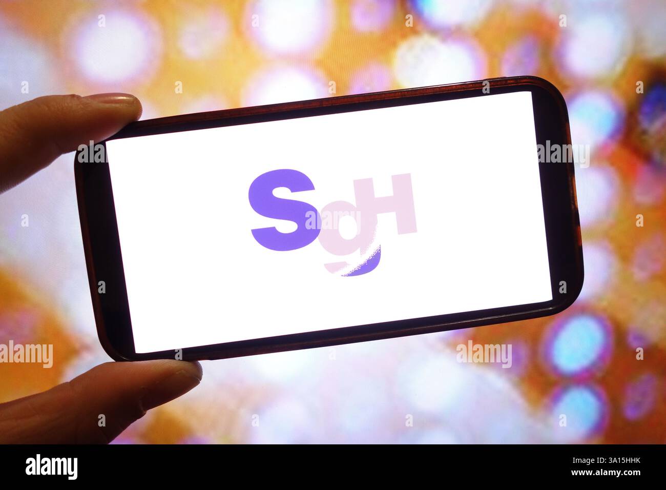 Pologne. 4 mars 2025. Dans cette illustration photo, le logo de la société SG Holdings est affiché sur un écran de smartphone. (Crédit image : © Piotr SWAT/SOPA images via ZUMA Press Wire) USAGE ÉDITORIAL SEULEMENT! Non destiné à UN USAGE commercial ! Banque D'Images