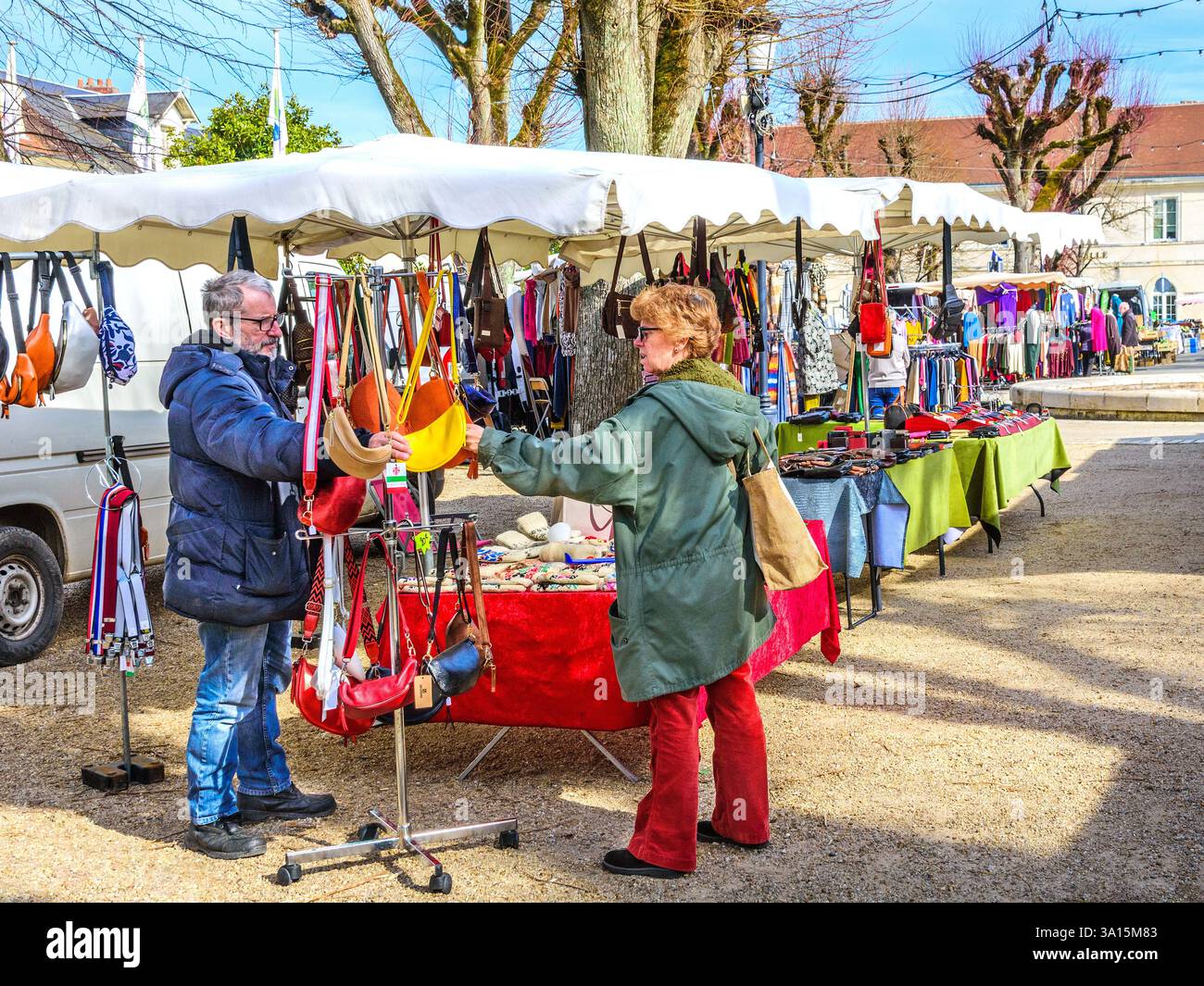 Vendeur et client à l'étal de vêtements le jour du marché - la Roche Posay, Vienne (86), France. Banque D'Images