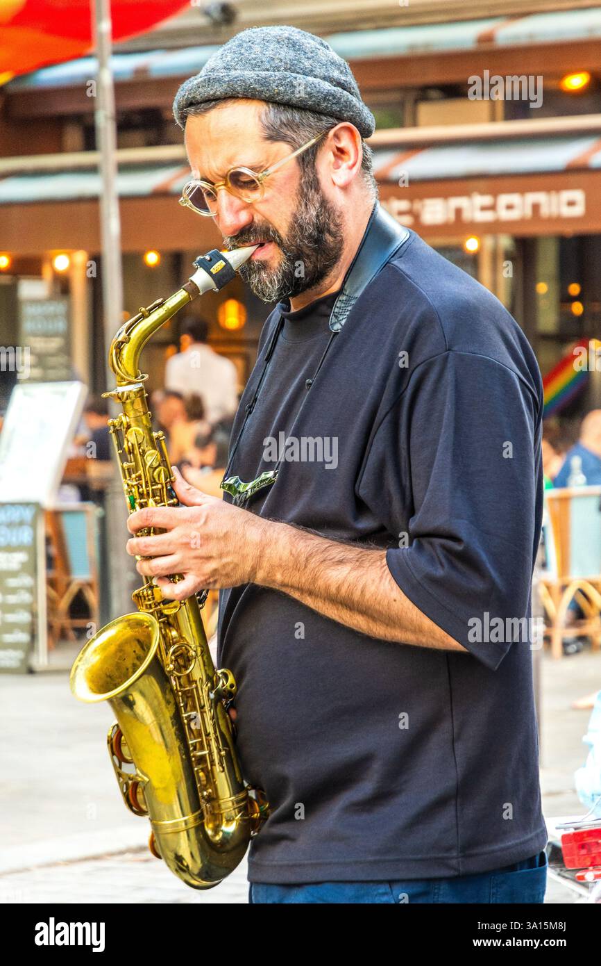 Musicien de rue jouant un saxophone - Beaubourg, Paris 14, France. Banque D'Images
