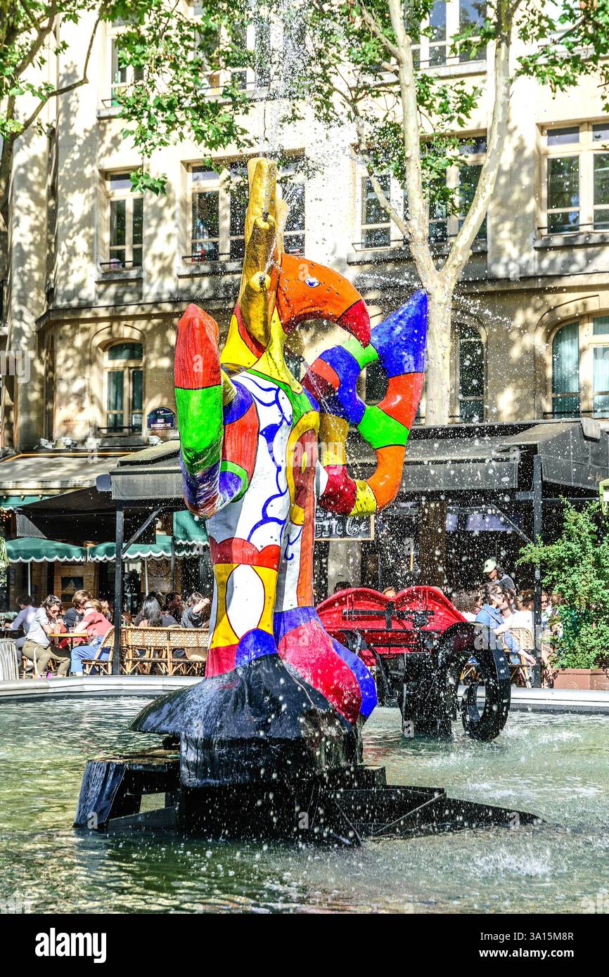 Sculpture cinétique fantaisiste de Niki de Saint Phalle dans la fontaine Stravinsky près du Centre Pompidou, Paris 75004, France. Banque D'Images