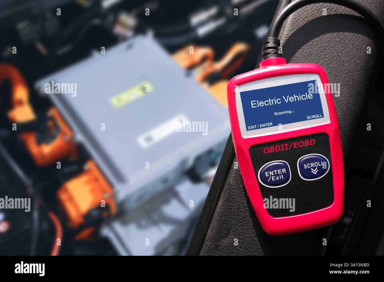 Scanner OBD-II affichant le processus de balayage de données de véhicule électrique , outil de balayage de lecteur de code de voiture , concept de réparation de voiture Banque D'Images