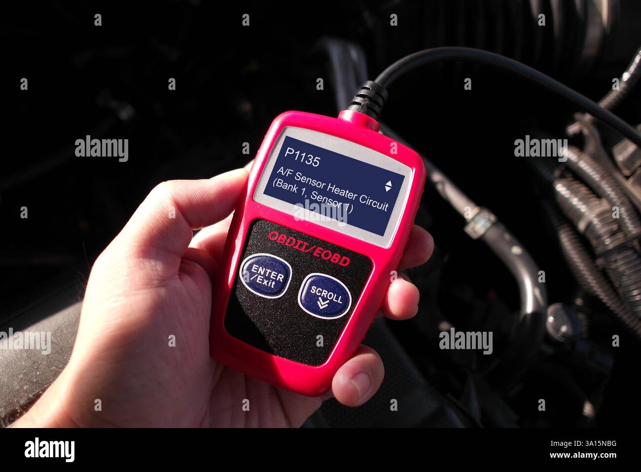 Scanner OBD ou OBD-II utilisé par le technicien, outil de diagnostic automobile utilisé pour scanner le code de défaut du système de moteur de voiture, concept de réparation de voiture Banque D'Images