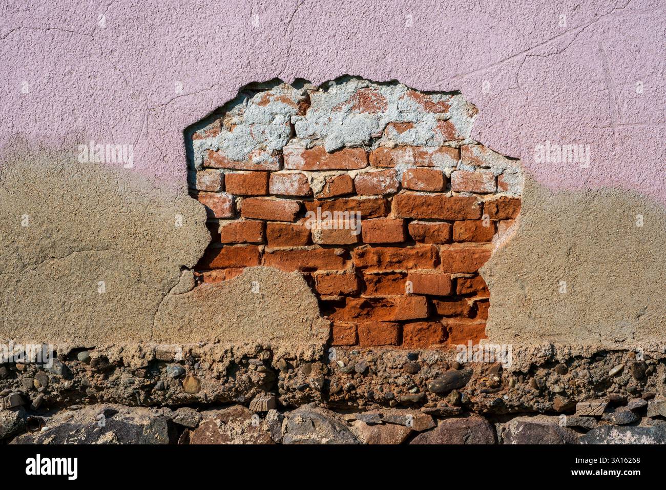 Beauté altérée – mur de briques roses fissurées. Champignon Napalm abstrait. Banque D'Images