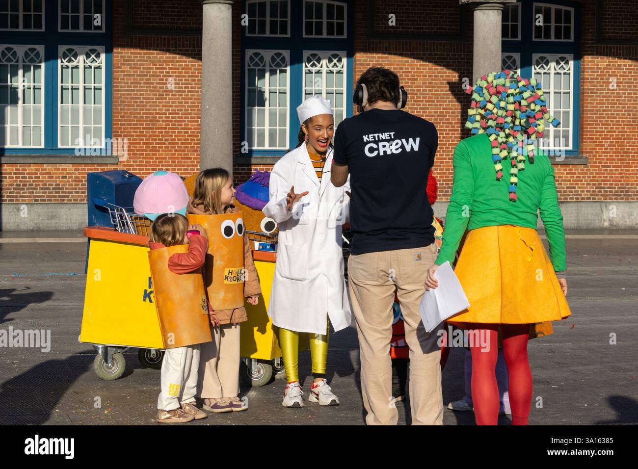 AALST, BELGIQUE, 3 MARS 2025 : Lee Arrendell, nouveau présentateur de télévision 'Ketnet', filmant en public pendant le défilé du carnaval d'Aalst. Aalst mardi gras est le plus grand Banque D'Images