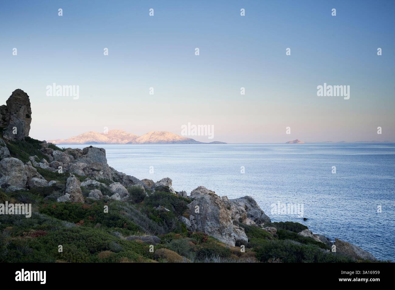 La mer Égée et les îles grecques d'Ikaria et Fourni, Grèce Banque D'Images