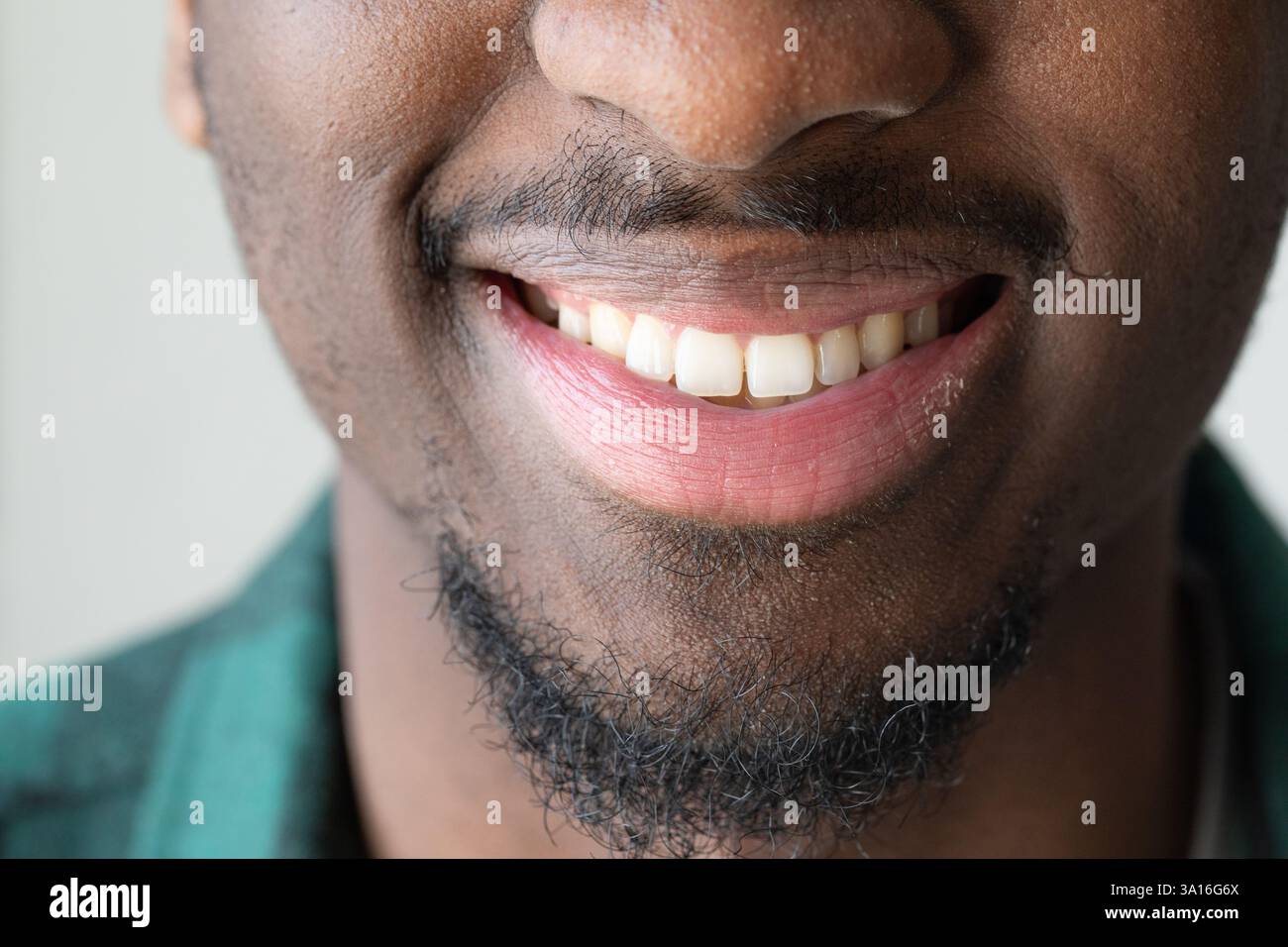 Homme souriant montrant des dents parfaites et des gencives saines dans un portrait en gros plan Banque D'Images