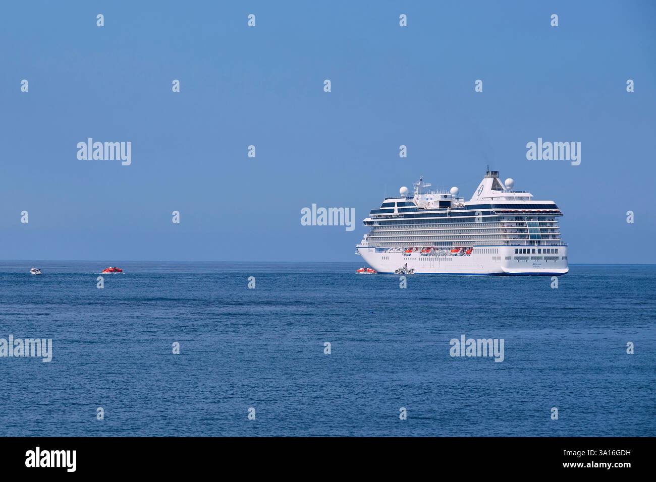 France, Pyrénées Atlantiques, Saint Jean de Luz, bateau de croisière Marina à l'entrée de la baie de John Banque D'Images