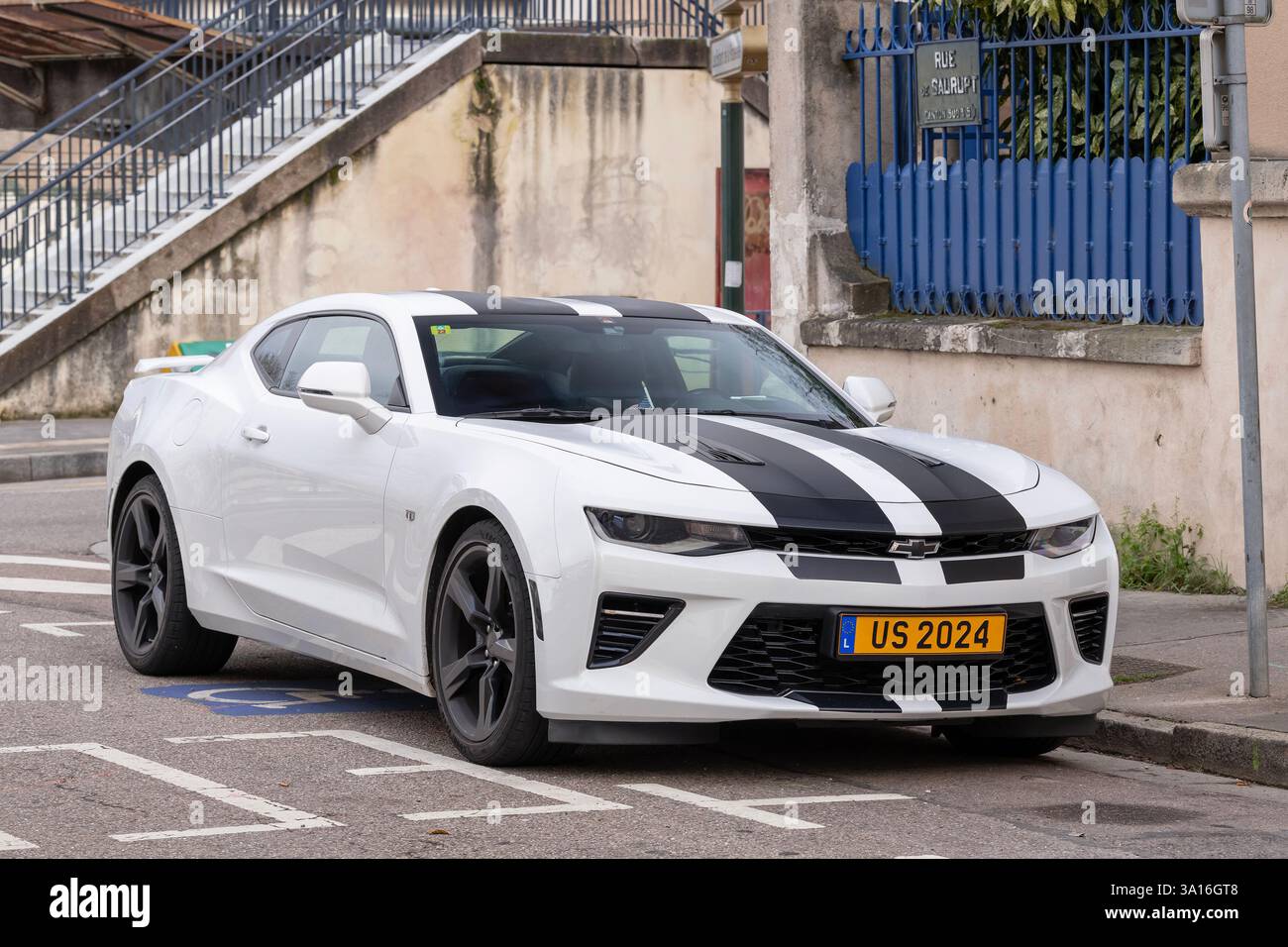 Nancy, France - 18 décembre 2024 : vue sur une Chevrolet Camaro blanche garée dans une rue. Banque D'Images