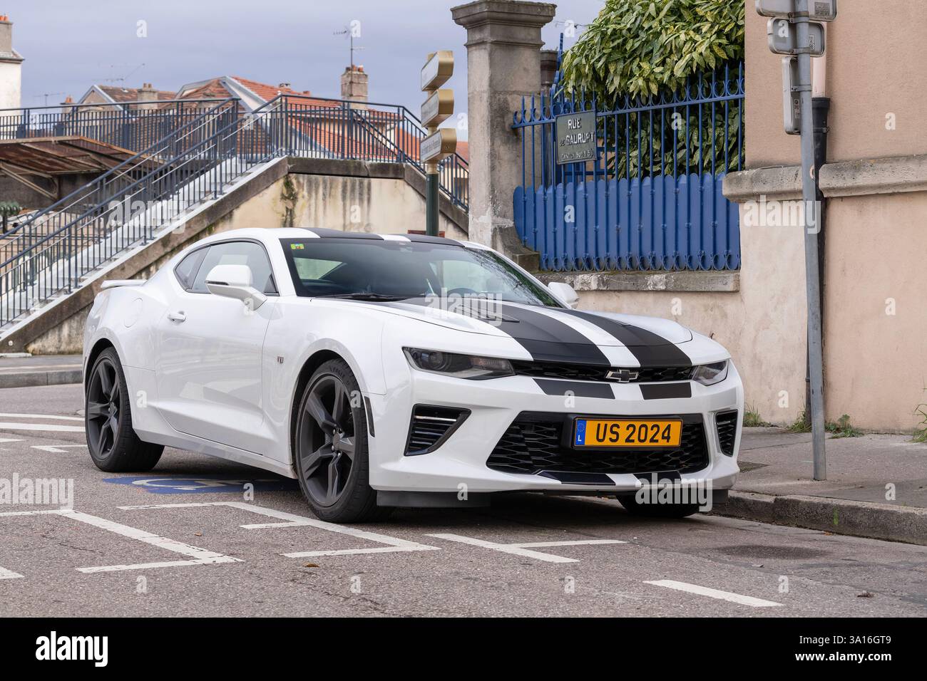 Nancy, France - 18 décembre 2024 : vue sur une Chevrolet Camaro blanche garée dans une rue. Banque D'Images