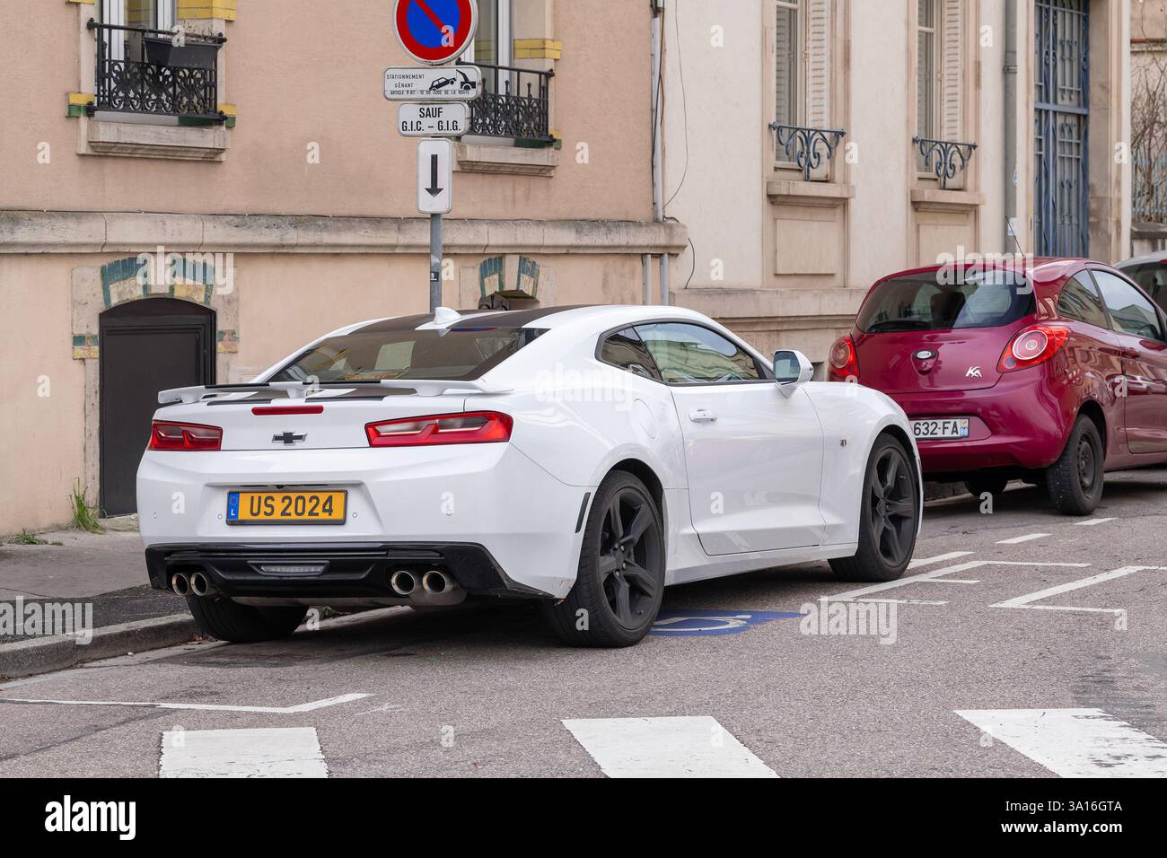 Nancy, France - 18 décembre 2024 : vue sur une Chevrolet Camaro blanche garée dans une rue. Banque D'Images