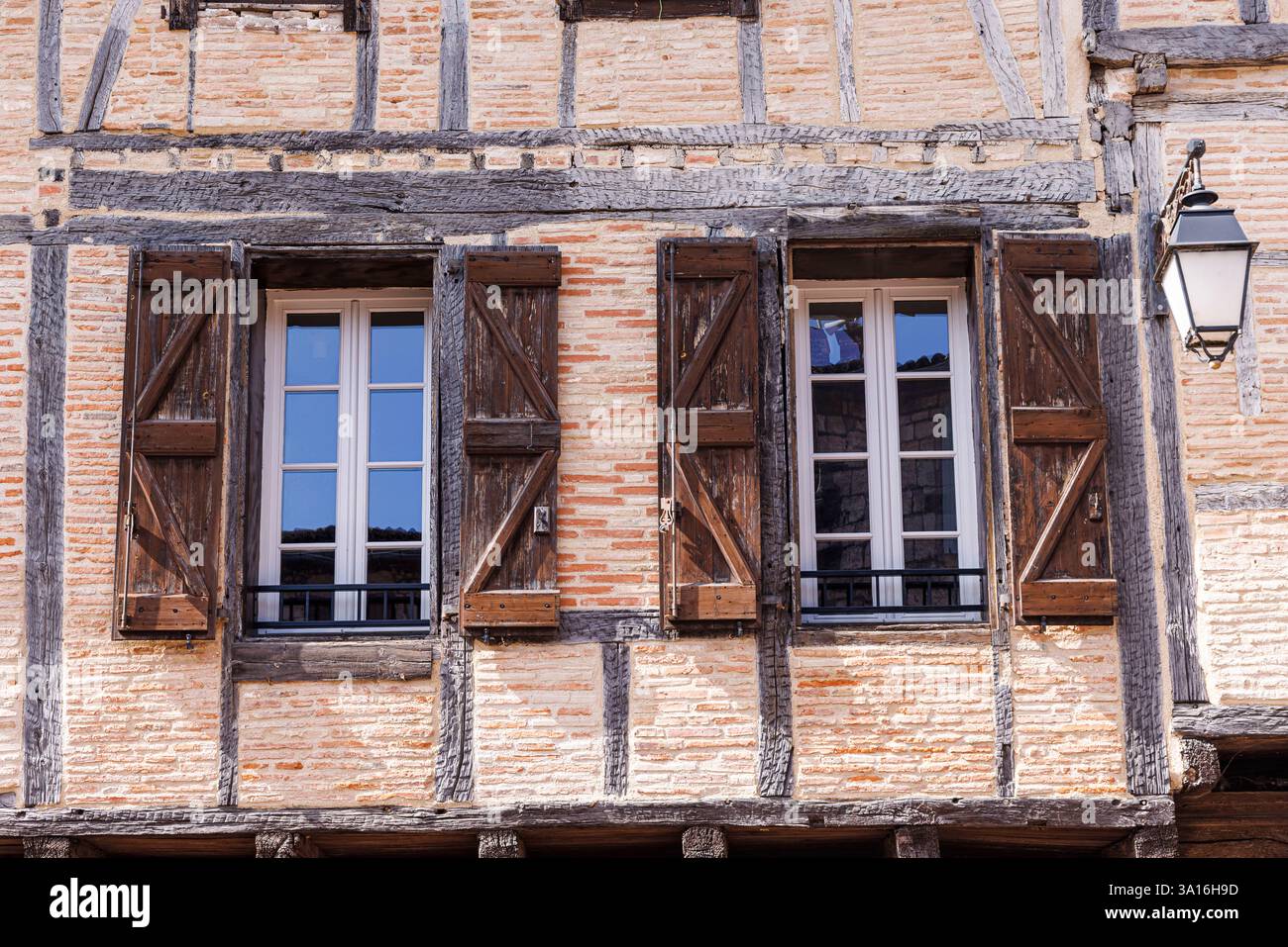 France, Tarn, Castelnau de Montmiral, labellisé les plus Beaux villages de France, maison à colombages sur la place des Arcades Banque D'Images