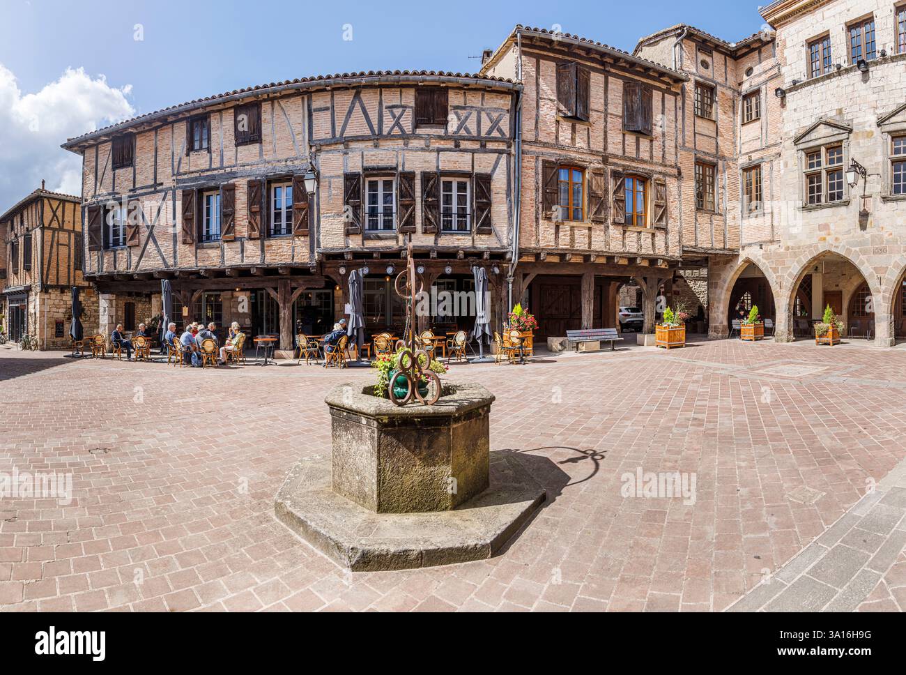 France, Tarn, Castelnau de Montmiral, labellisé les plus Beaux villages de France, la place des Arcades Banque D'Images