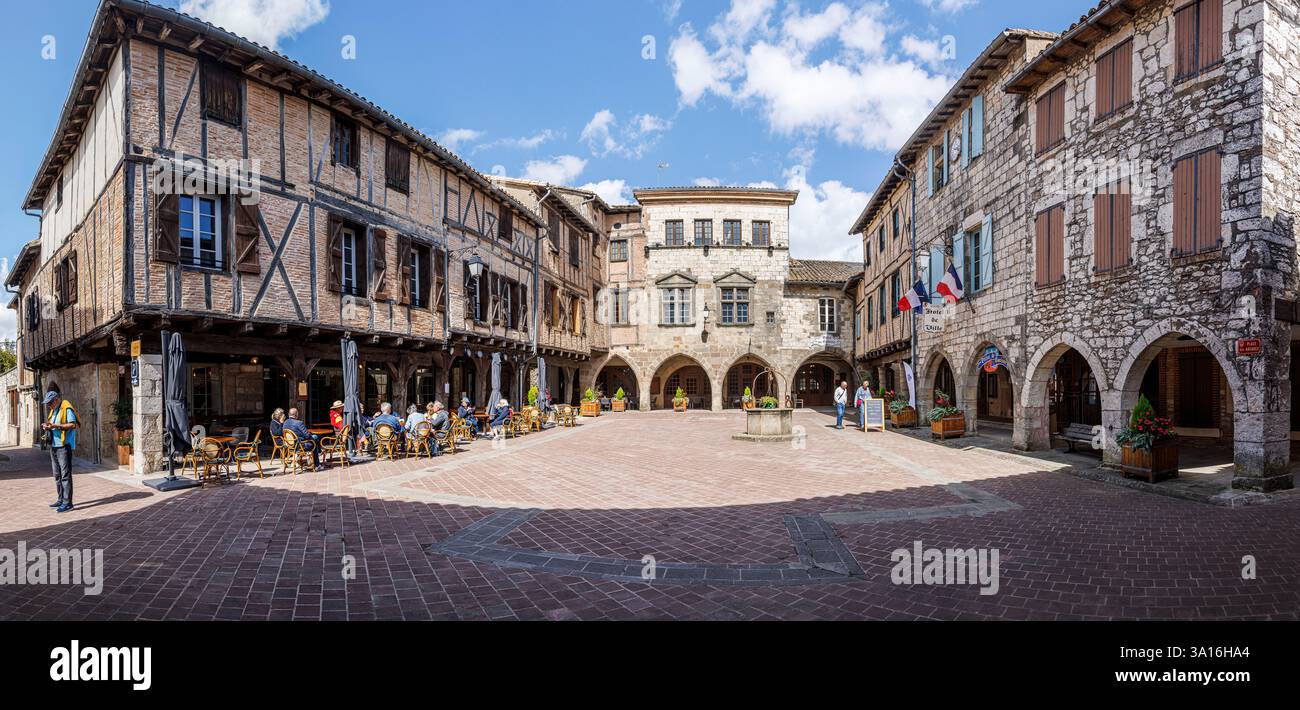 France, Tarn, Castelnau de Montmiral, labellisé les plus Beaux villages de France, la place des Arcades Banque D'Images