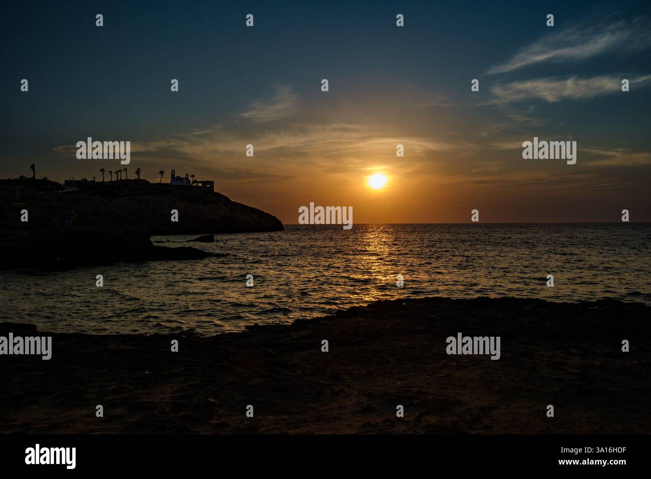 Vue d'un coucher de soleil magnifique et romantique sur la plage de Koumbara à iOS Grèce Banque D'Images