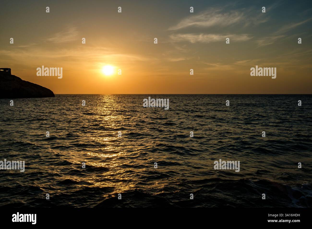Vue d'un coucher de soleil magnifique et romantique sur la plage de Koumbara à iOS Grèce Banque D'Images