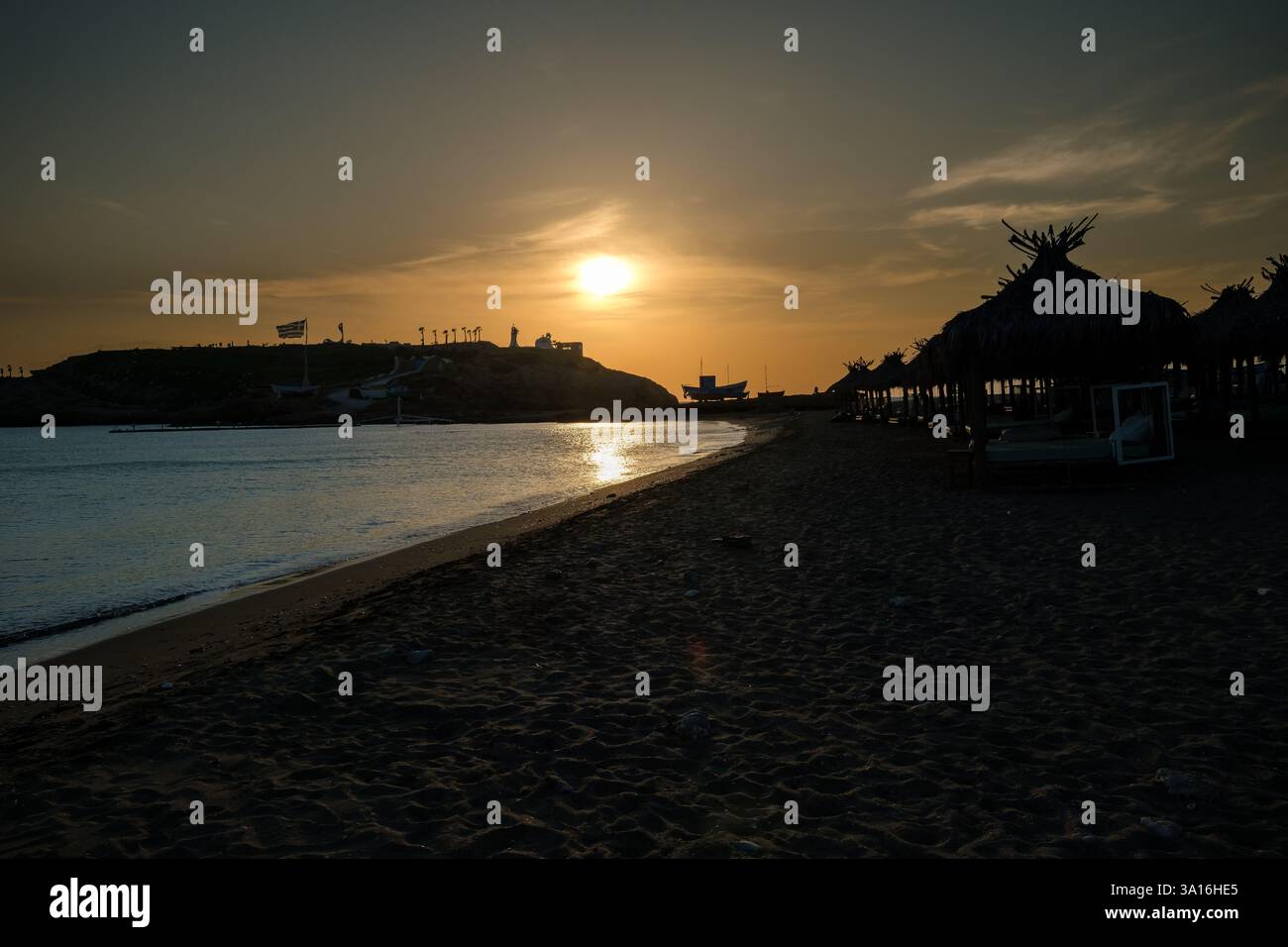 Vue d'un coucher de soleil magnifique et romantique sur la plage de Koumbara à iOS Grèce Banque D'Images