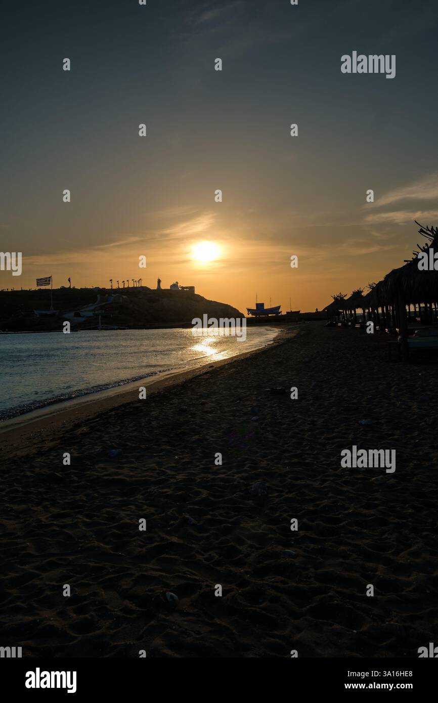 Vue d'un coucher de soleil magnifique et romantique sur la plage de Koumbara à iOS Grèce Banque D'Images