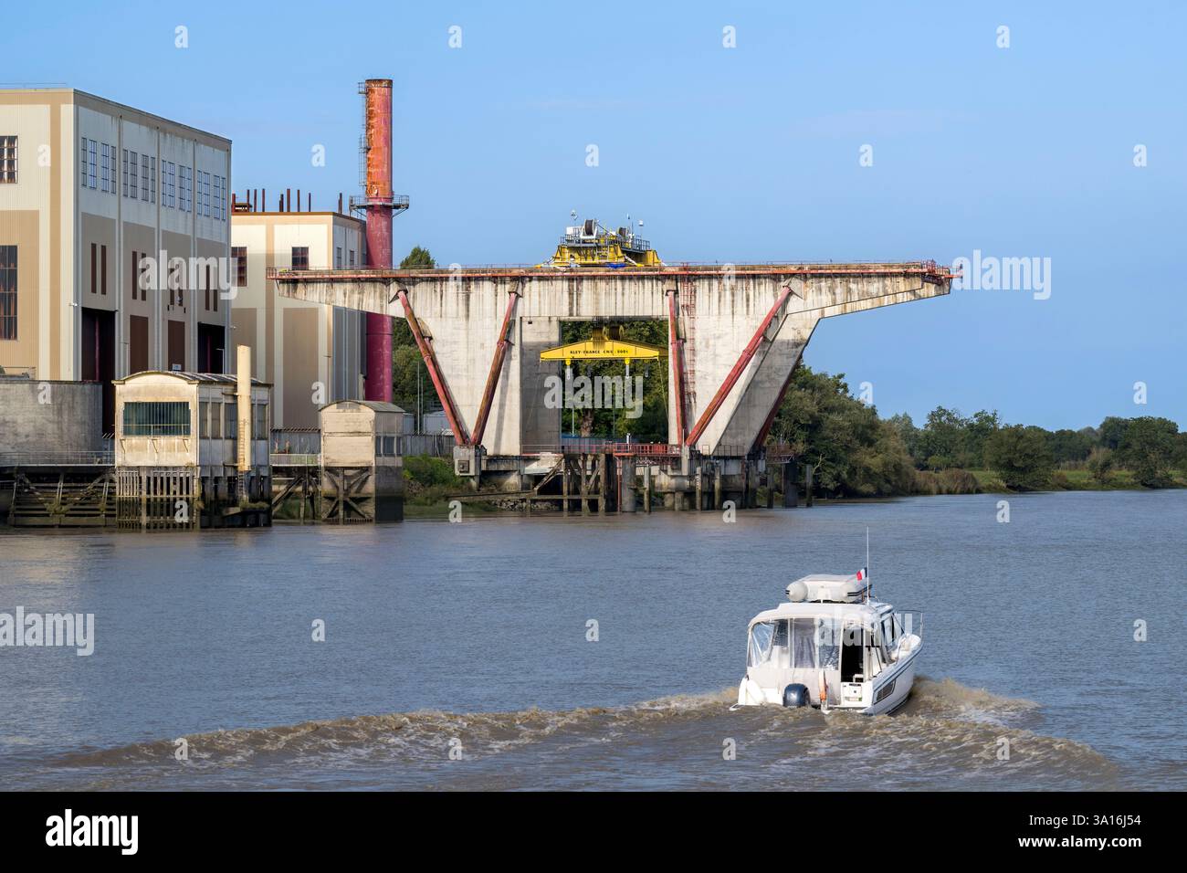 France, Loire Atlantique, Indre, ancienne fonderie Indret occupée par l'unité de propulsion du Groupe Naval sur les rives de la Loire Banque D'Images