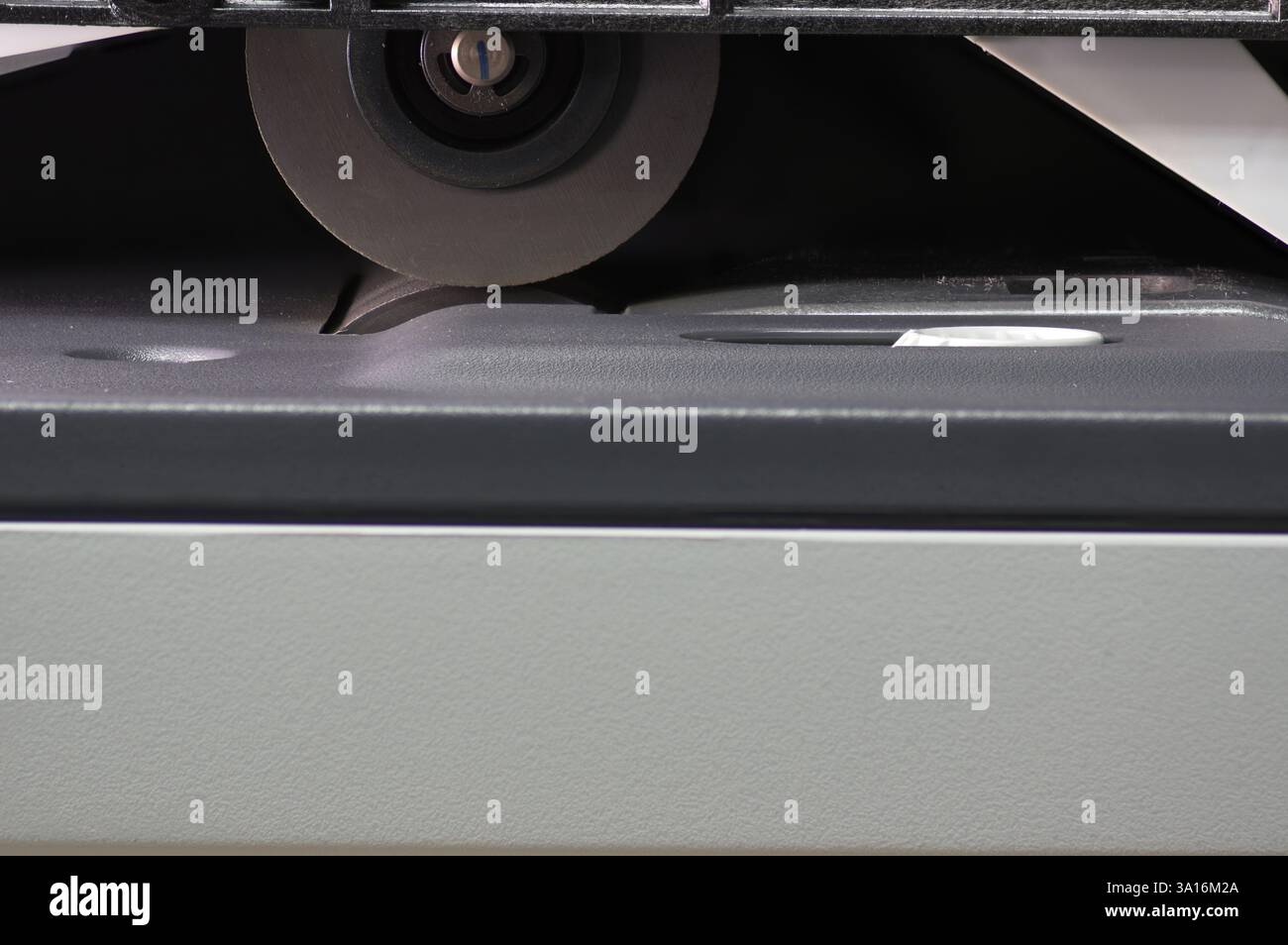 Gros plan du mécanisme d'alimentation d'une machine de bureau Banque D'Images