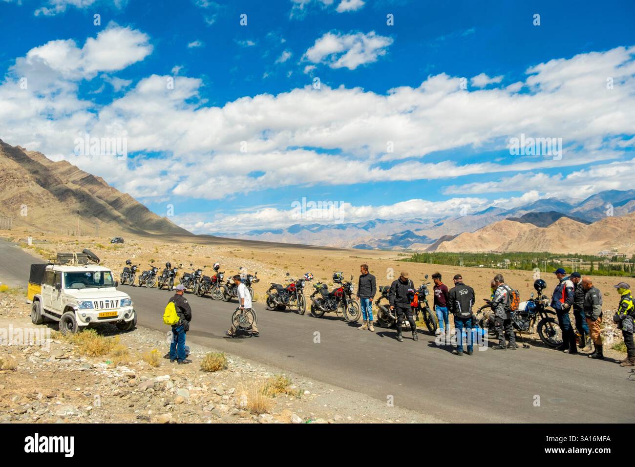 Inde, État du Ladakh, TRANS-Himalaya, visite de moto sur la Royal enfield Highway entre Leh et Pangong Tso Lake, Indus Valley, Spituk, réparation de moto Banque D'Images