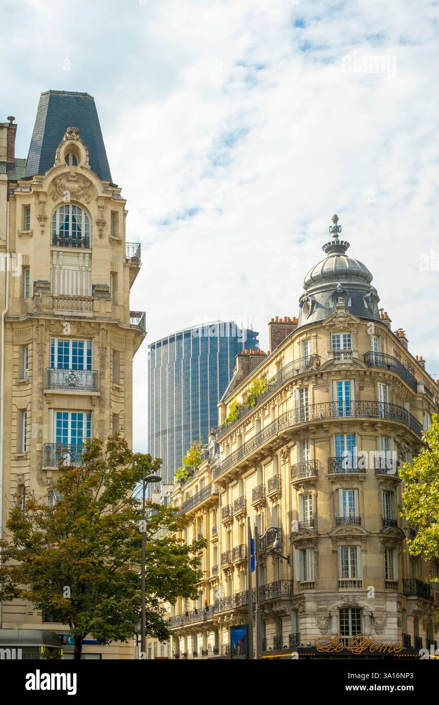France, Paris, bâtiment haussmannien Boulevard du Montparnasse et Tour Montparnasse Banque D'Images