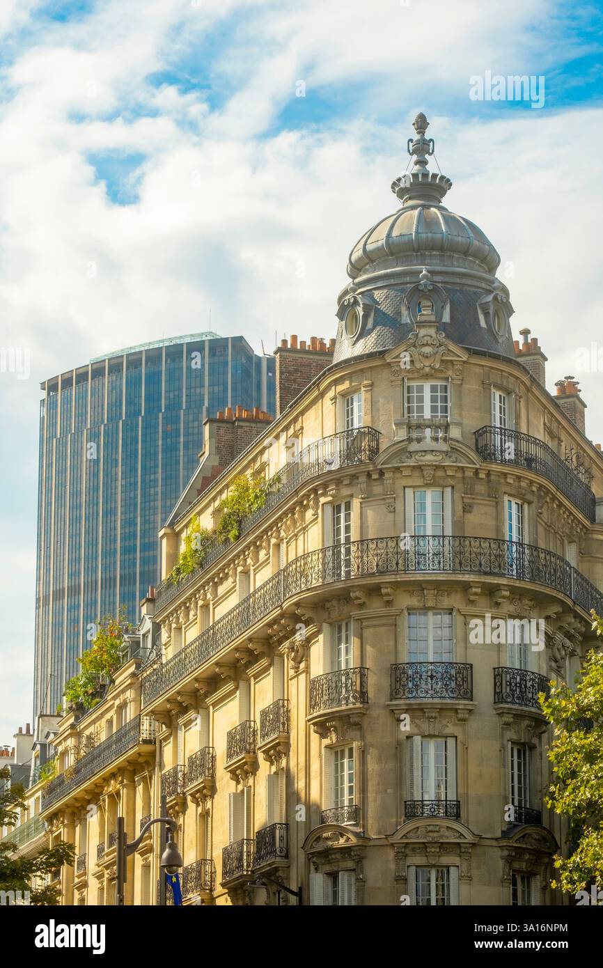 France, Paris, bâtiment haussmannien Boulevard du Montparnasse et Tour Montparnasse Banque D'Images
