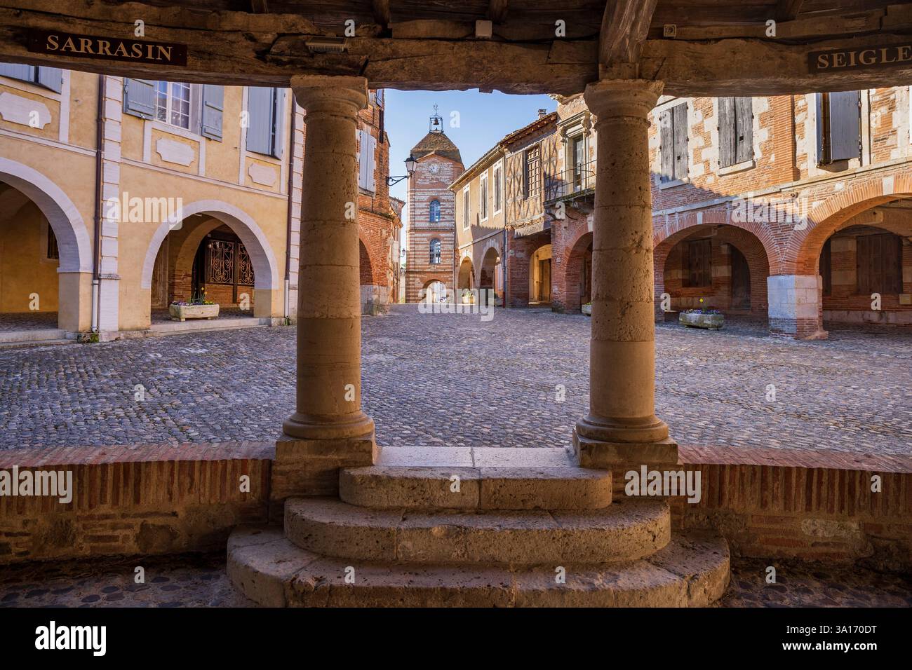 France, Tarn-et-Garonne, Auvillar, village labellisé les plus beaux villages de France et situé sur l'une des routes de Saint Jacques de Compostelle, la via Podiensis, la tour de l'horloge du marché aux céréales Banque D'Images