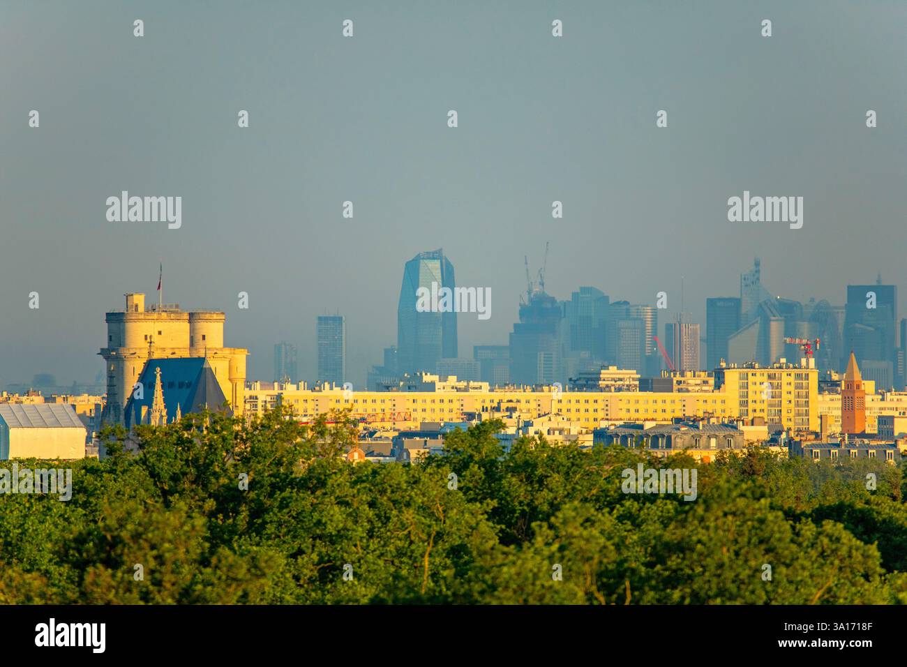 France, Paris, vue générale de Paris avec le bois de Vincennes, le donjon du Château et la Défense Banque D'Images