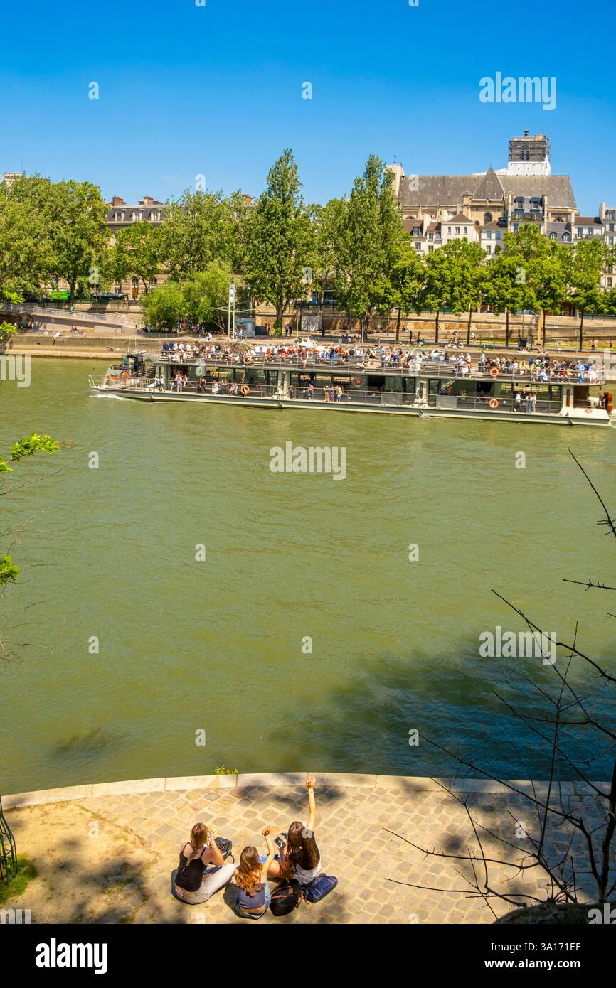 France, Paris, Ile Saint Louis, Quai Bourbon, les quais de Seine classés UNESCO Banque D'Images