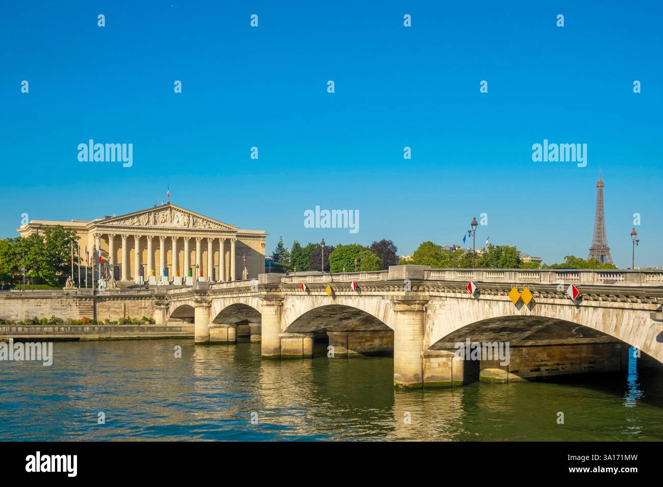 La France, Paris, les rives de Seine classées au Patrimoine mondial de l'UNESCO, le Pont de la Concorde, l'Assemblée nationale et la Tour Eiffel Banque D'Images