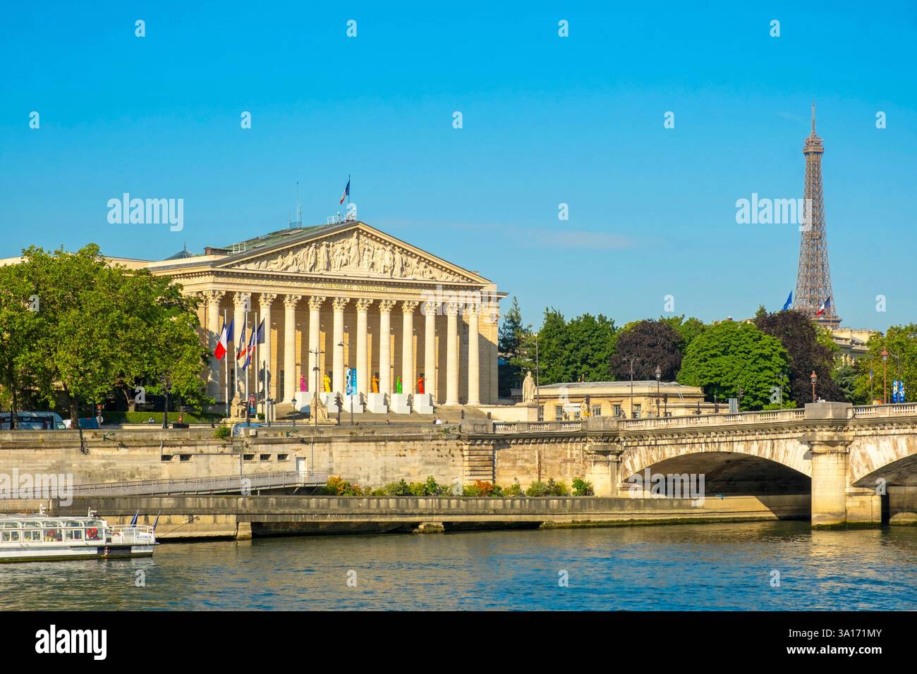 La France, Paris, les rives de Seine classées au Patrimoine mondial de l'UNESCO, le Pont de la Concorde, l'Assemblée nationale et la Tour Eiffel Banque D'Images