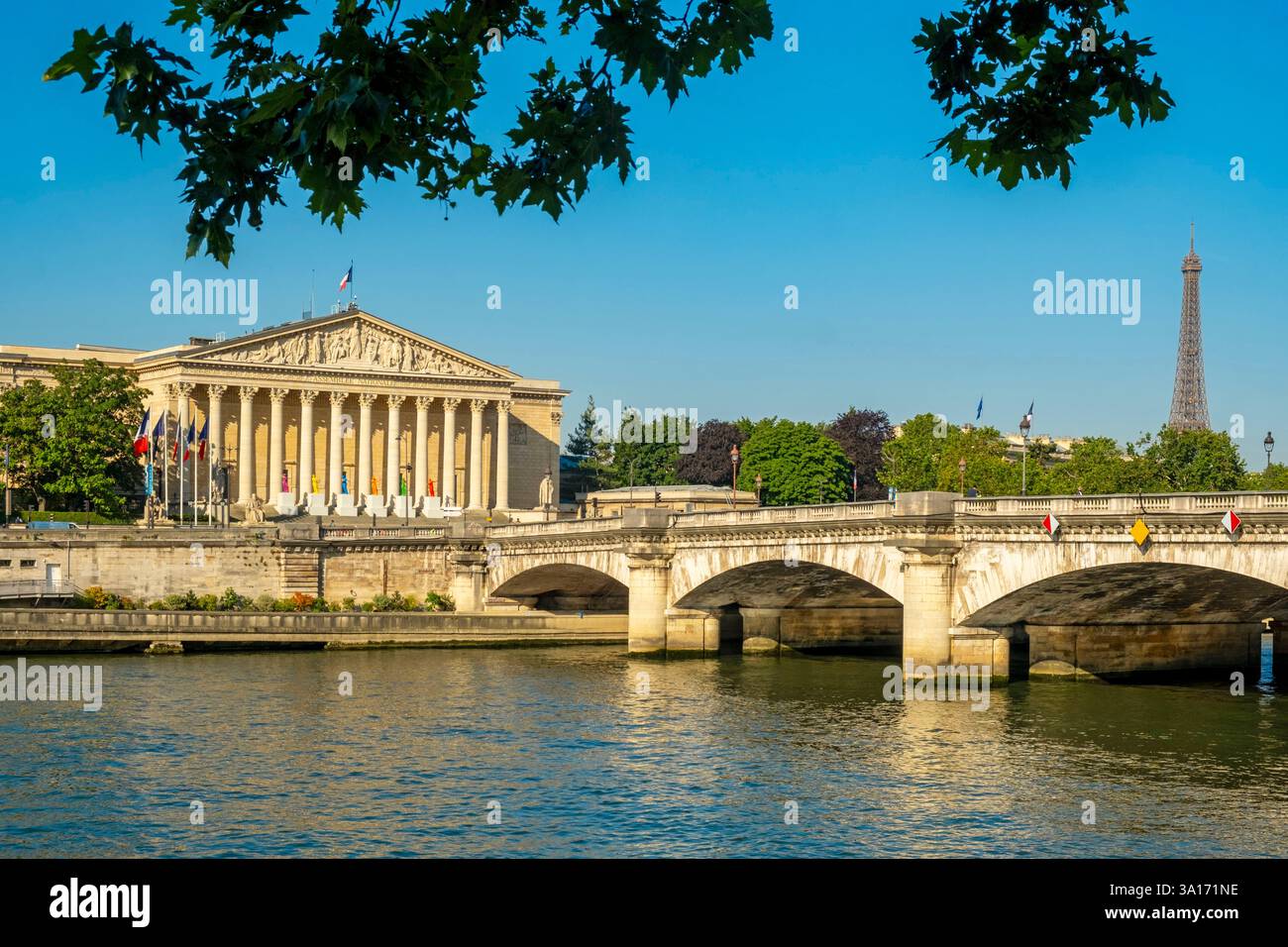 La France, Paris, les rives de Seine classées au Patrimoine mondial de l'UNESCO, le Pont de la Concorde, l'Assemblée nationale et la Tour Eiffel Banque D'Images
