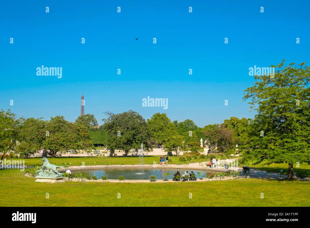 France, Paris, zone classée au patrimoine mondial de l'UNESCO, le jardin des Tuileries et la Tour Eiffel en arrière-plan Banque D'Images