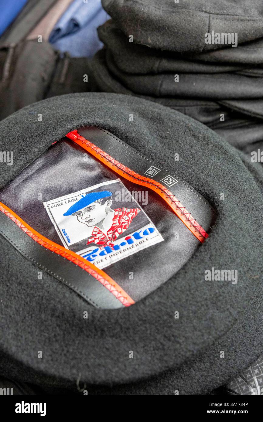 Vietnam, Haut Tonkin, province de Dong Van, Dong Van, marché hebdomadaire des ethnies Hmong, béret basque d'origine française Banque D'Images