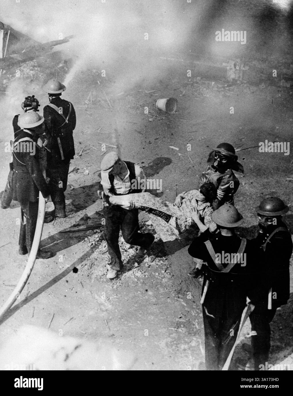 Sauvetage des victimes après un raid aérien allemand. [traduction automatique] Banque D'Images