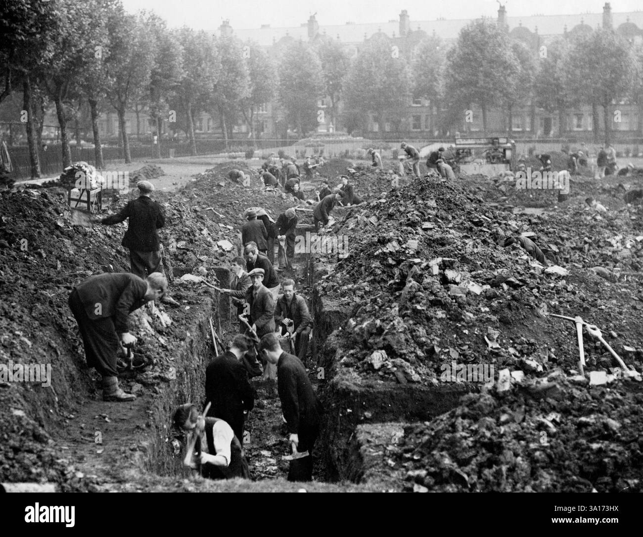 Les Londoniens creusent des tranchées de raid aérien au Paddington Recreation Ground. Les préparatifs des raids aériens coïncident avec la crise des Sudètes entourant la prétendue annexion des Sudètes. [traduction automatique] Banque D'Images