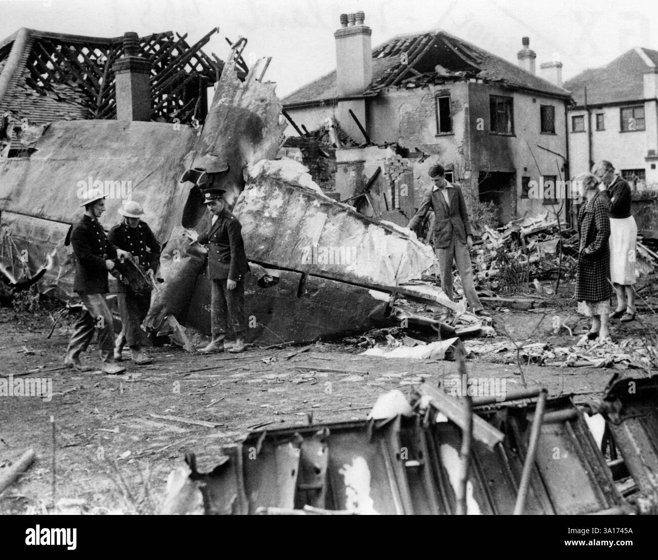 Bataille d'Angleterre : débris d'un Heinkel He 111 allemand abattu, qui a mis le feu à deux maisons lorsqu'il s'est écrasé dans la banlieue de Londres. [traduction automatique] Banque D'Images