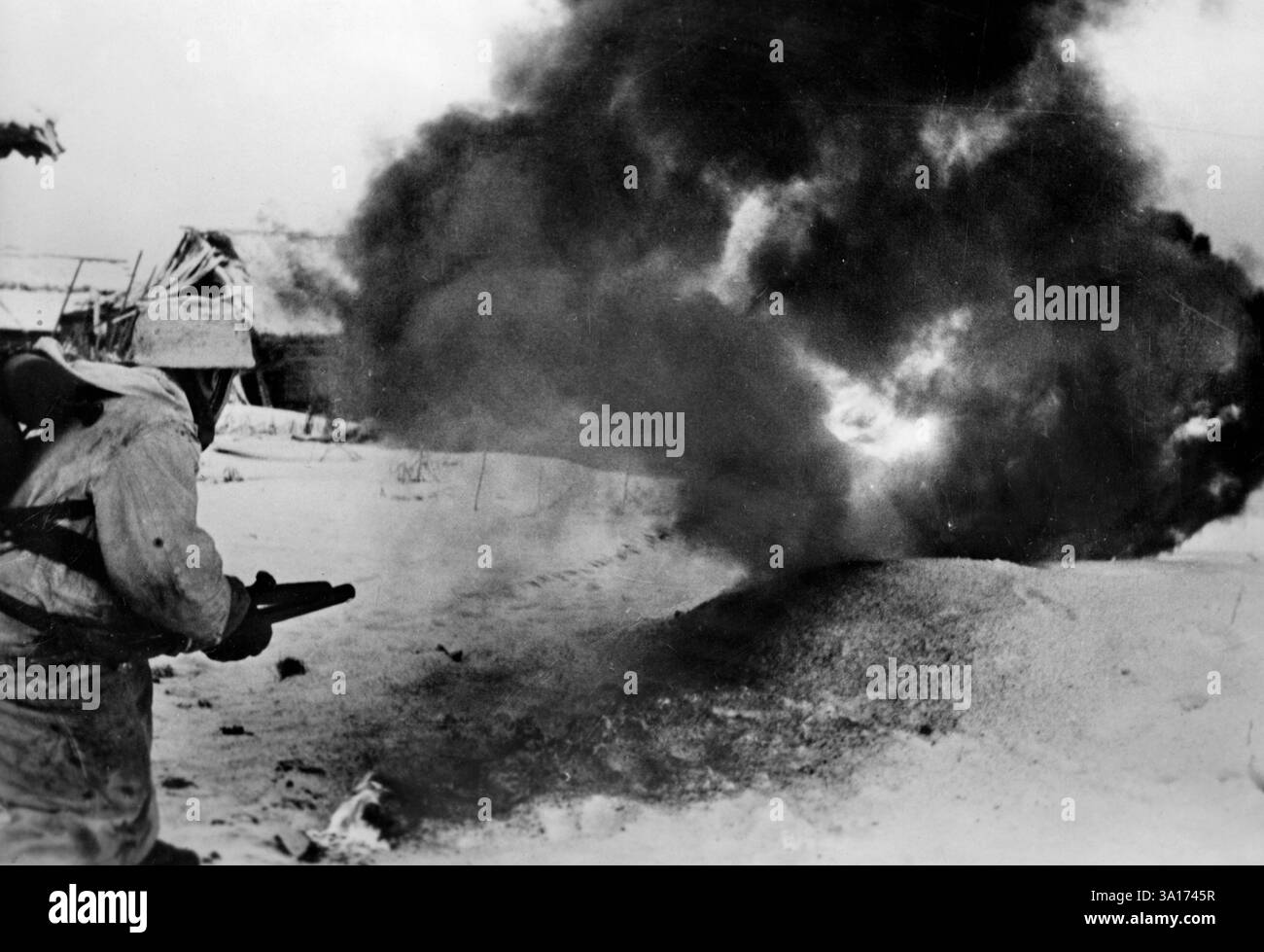 Un parachutiste combat un bunker avec un lance-flammes. Photo : Slickers. [traduction automatique] Banque D'Images