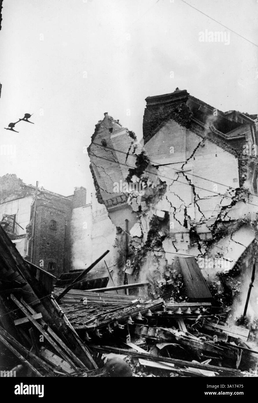 Bataille d'Angleterre : les murs délabrés d'un bâtiment détruit dans un raid aérien allemand sont démolis. [traduction automatique] Banque D'Images